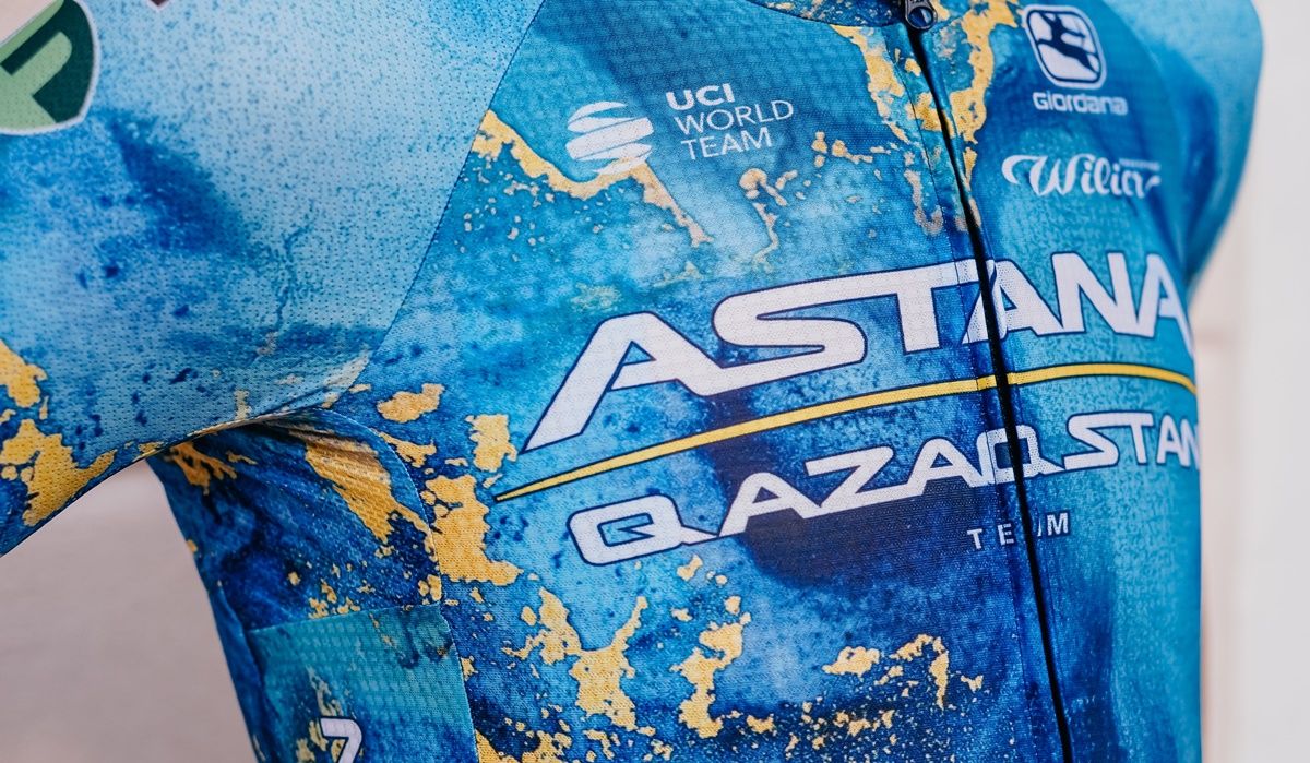 Astana Qazaqstan presenta su maillot para el próximo Tour de Francia