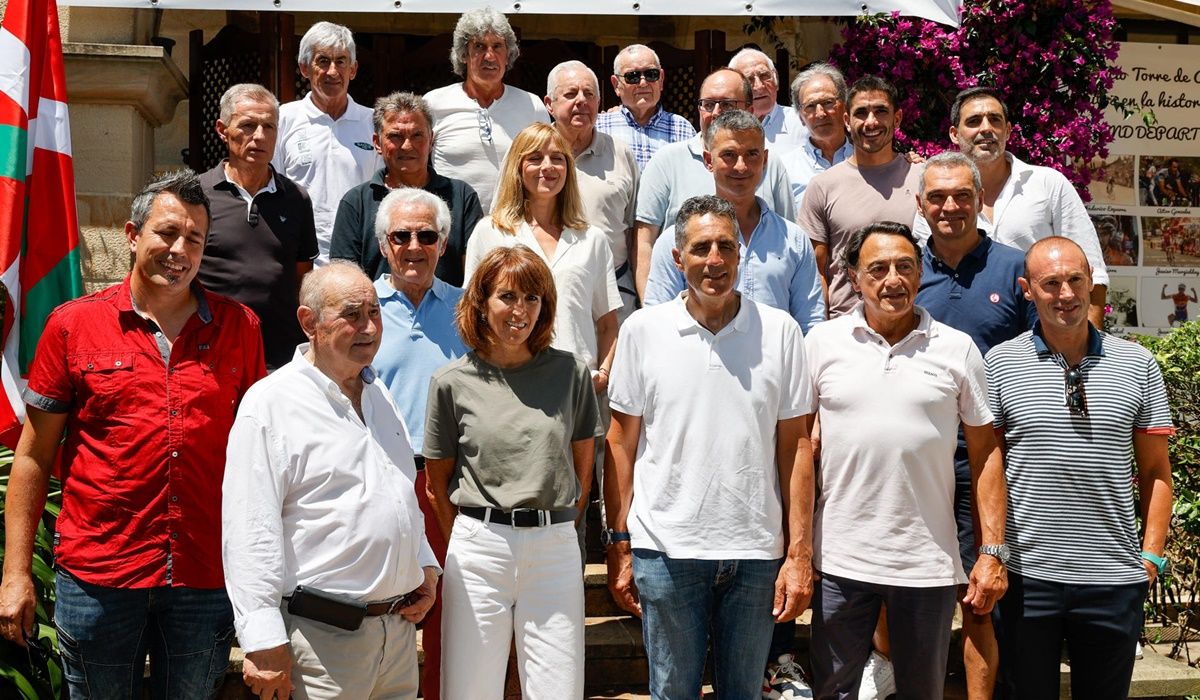 Foto de familia de los homenajeados en Erandio con ocasión de la salida del Tour de Francia