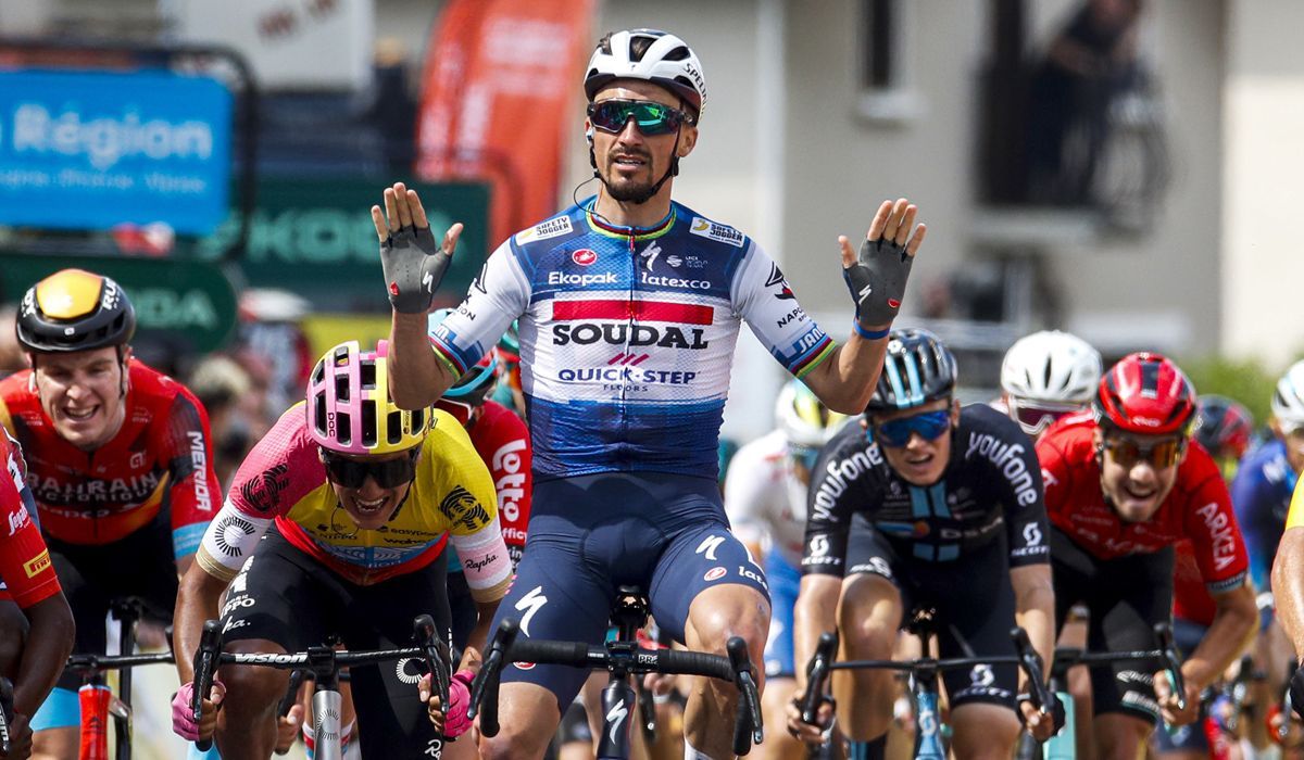 Julian Alaphilippe celebrando su reciente victoria en el Dauphiné