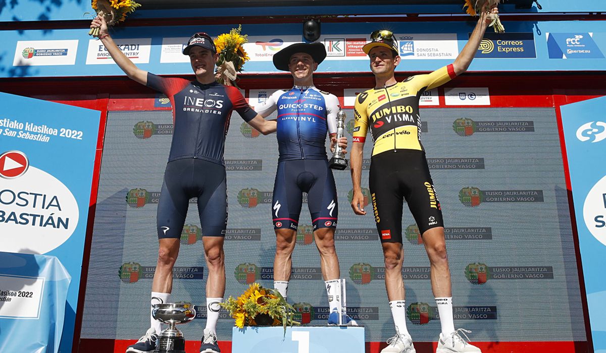 Podio de la Clásica de San Sebastián 2022, con Evenepoel  ganador , Sivakov y Benoot