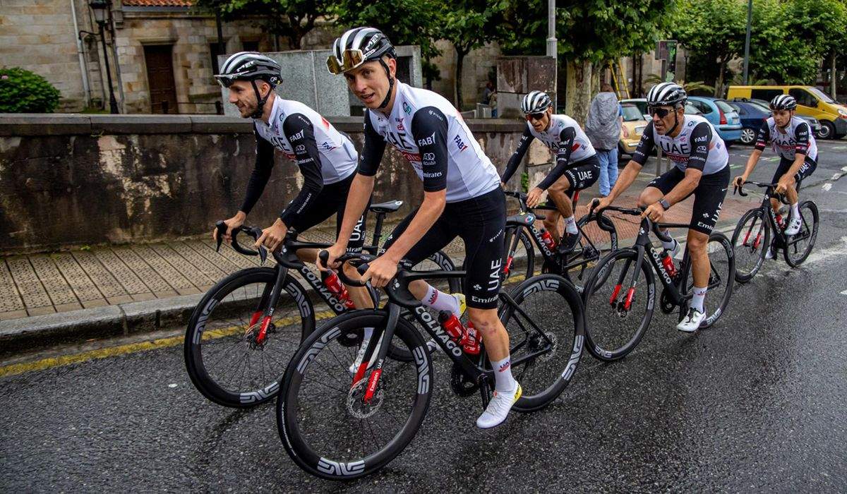 Tadej Pogacar, entrenando esta mañana con sus compañeros del UAE