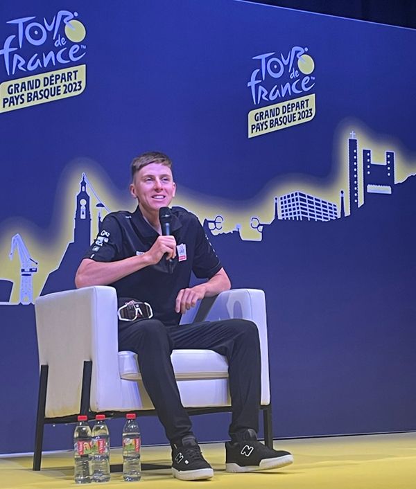 Tadej Pogacar durante la rueda de prensa previa a la presentación de los equipos