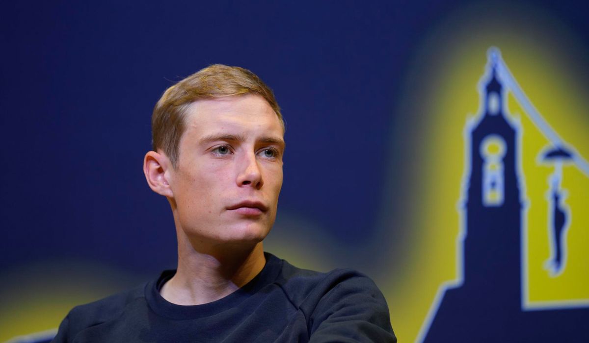 Jonas Vingegaard durante la rueda de prensa previa a la presentación de los equipos