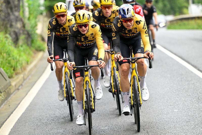 Vingegaard entrenando esta mañana con sus compañeros del Jumbo Visma