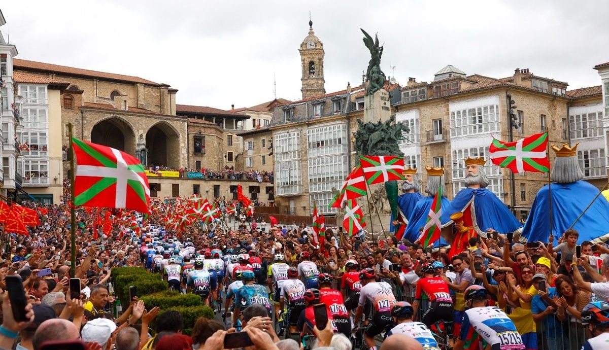 Vitoria lució así de bonita en la salida de la segunda etapa del Tour de Francia Vitoria lució así de bonita en la salida de la segunda etapa del Tour de Francia