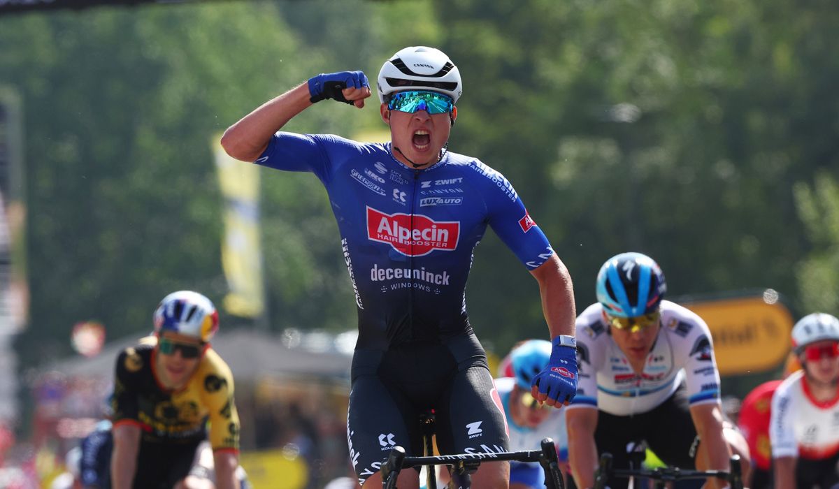 Jasper Philipsen domina el primer sprint del Tour