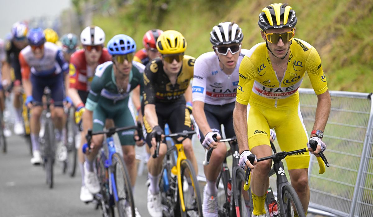 Adam Yates, Pogacar, Vingegaard y Simon Yates, al frente del pelotón en la 2ª etapa del Tour