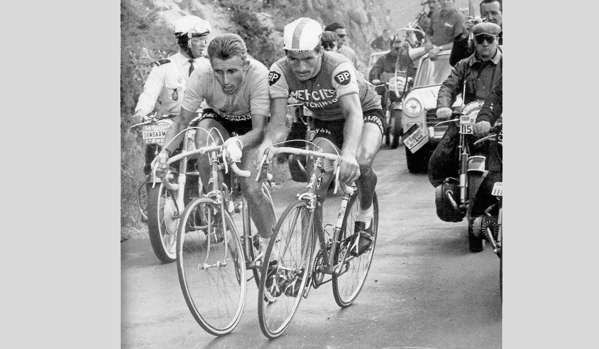 Anquetil y Poulidor, codo a codo en el Puy de Dome