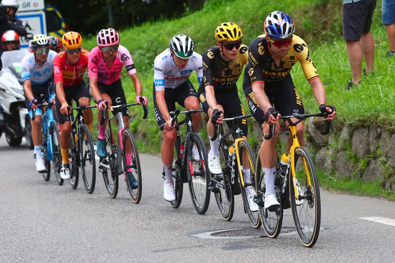 Wout van Aert conduciendo el grupo de Vingegaard y Pogacar en la subida a Cauterets Wout van Aert conduciendo el grupo de Vingegaard y Pogacar en la subida a Cauterets