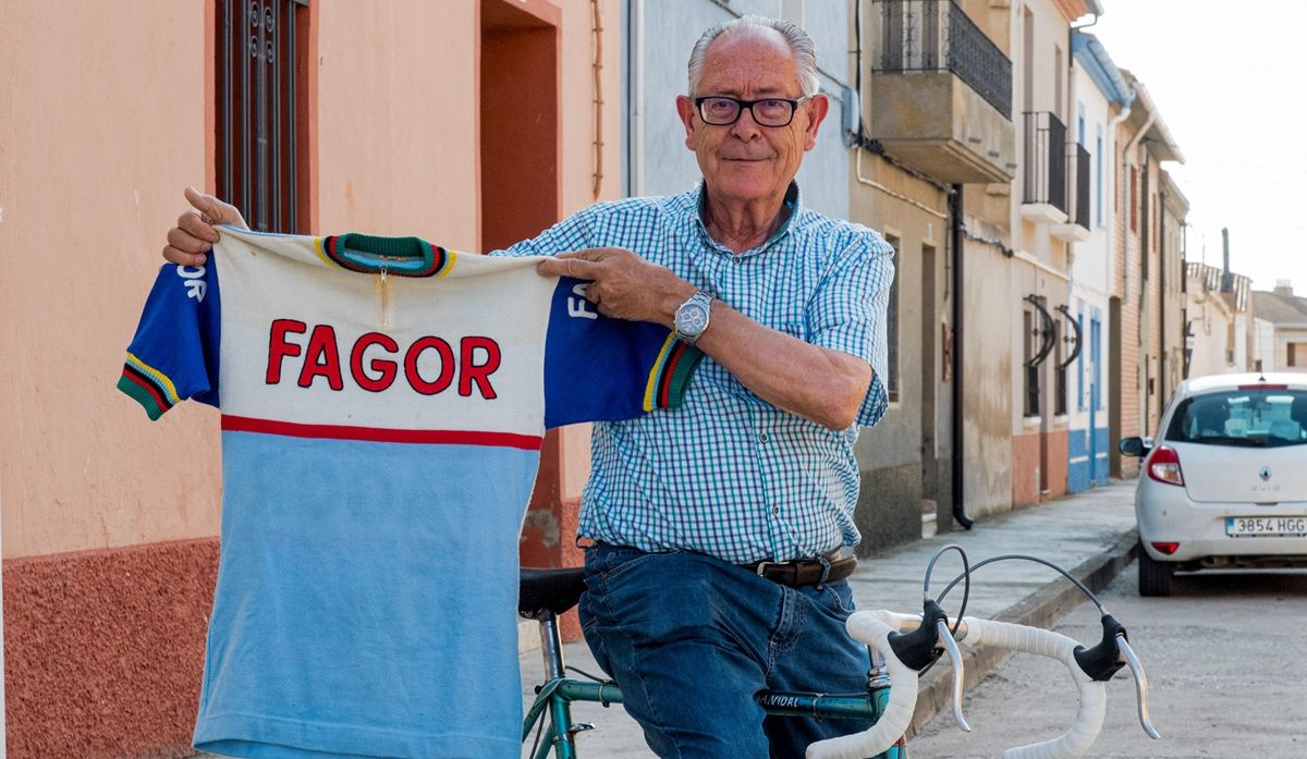 Ángel Vidal, ciclista del Fagor y compañero de Luis Ocaña, al cual le cortaba el pelo, posa con la camiseta y la bicicleta de su equipo en Tardienta