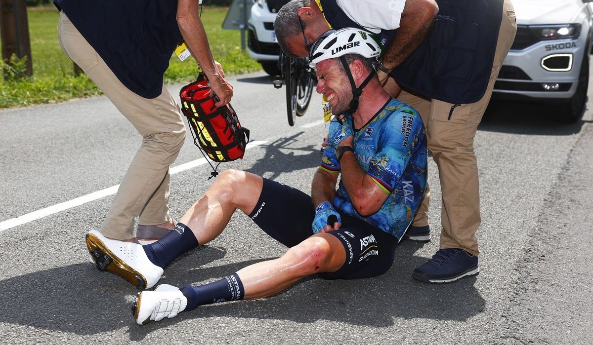 Mark Cavendish (Astana Qazaqstan Team) se vio obligado a abandonar el Tour por una caída