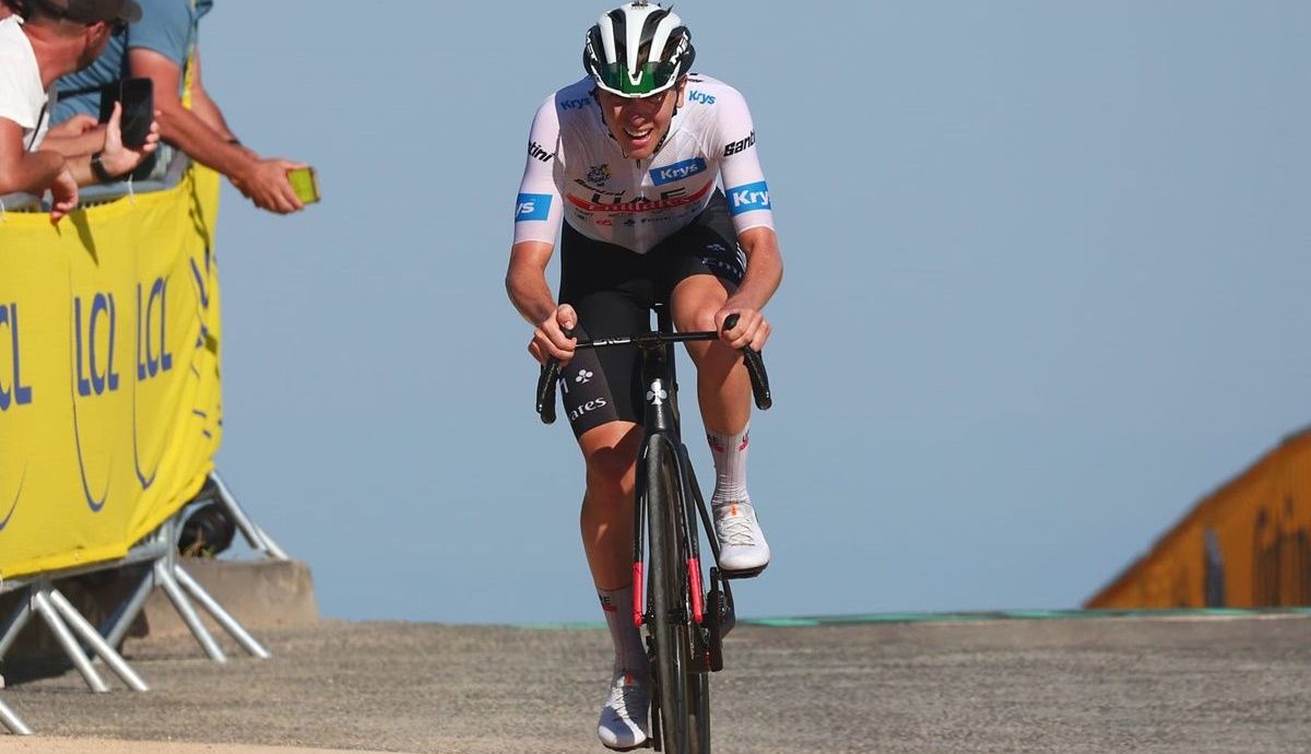 Tadej Pogacar (UAE Team Emirates) atacó una vez más y logró 8 segundos de ventaja