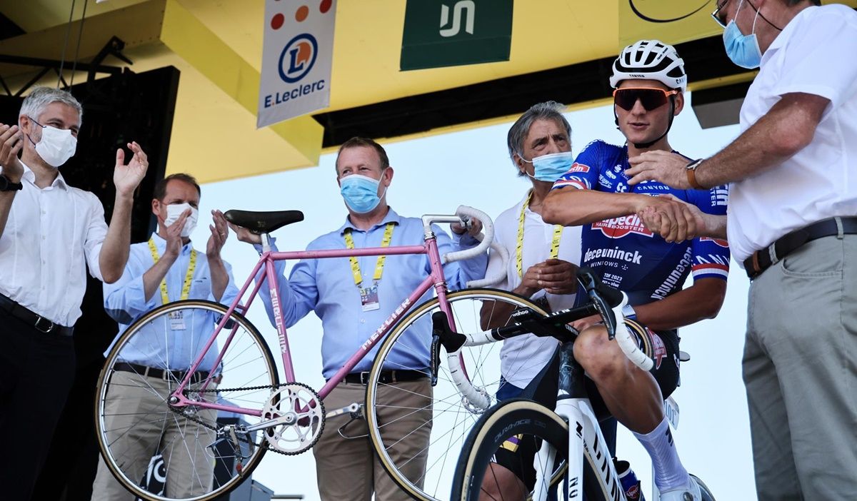 Mathieu Van der Poel (Alpecin Deceuninck) se emocionó al recordar a su abuelo, Poulidor Mathieu Van der Poel (Alpecin Deceuninck) se emocionó al recordar a su abuelo, Poulidor