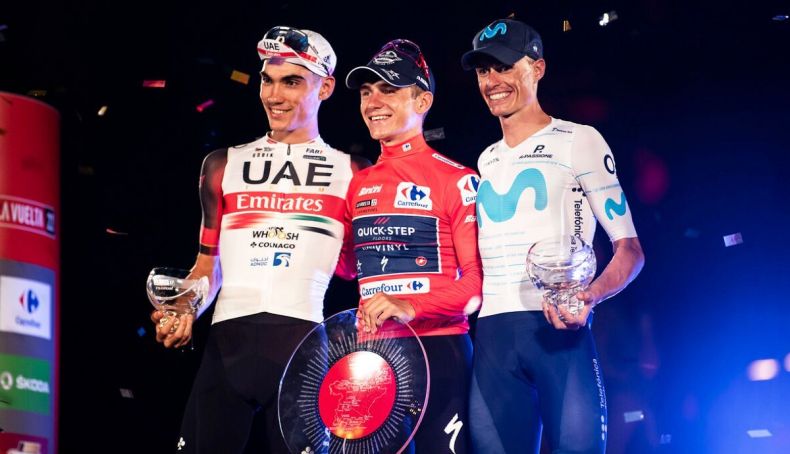 Podio de La Vuelta 2022, con Remco Evenepoel flanqueado por Juan Ayuso y Enric Mas Podio de La Vuelta 2022, con Remco Evenepoel flanqueado por Juan Ayuso y Enric Mas