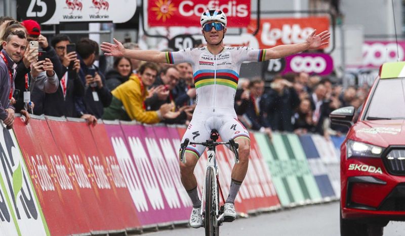 Evenepoel celebrando su victoria en la Lieja Bastoña Lieja Evenepoel celebrando su victoria en la Lieja Bastoña Lieja