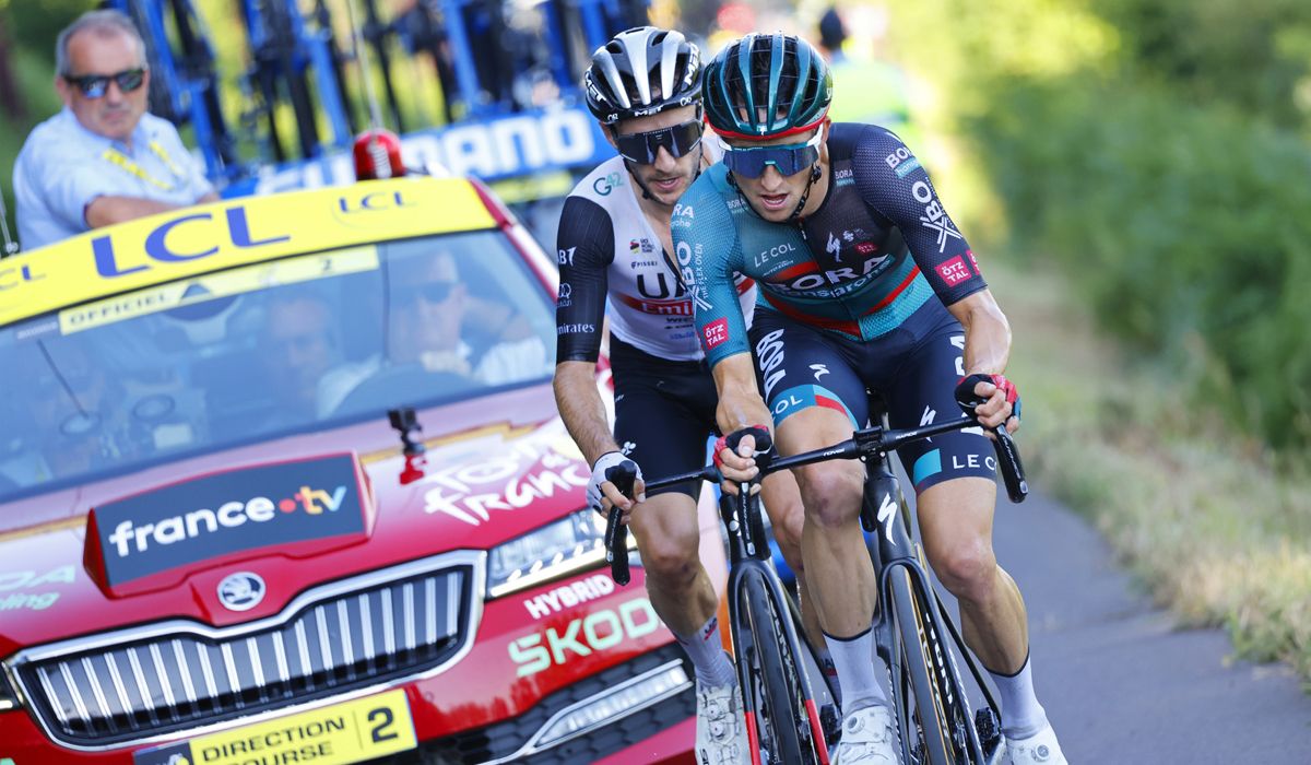 Jai Hindley y Adam Yates, dos de los ciclistas que luchan por subirse al podio en París