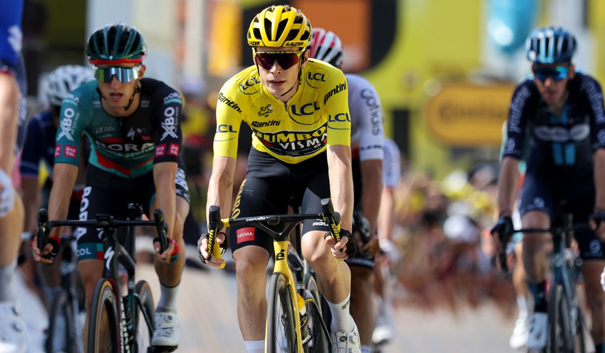 Jonas Vingegaard, líder del Tour, llegando a meta en la 10ª etapa