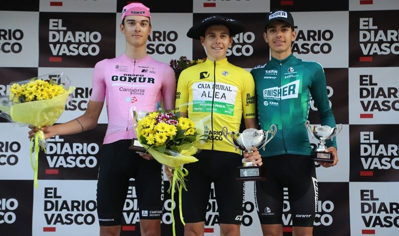 Jaume Guardeño en el podio como ganador de la Vuelta a Bidasoa