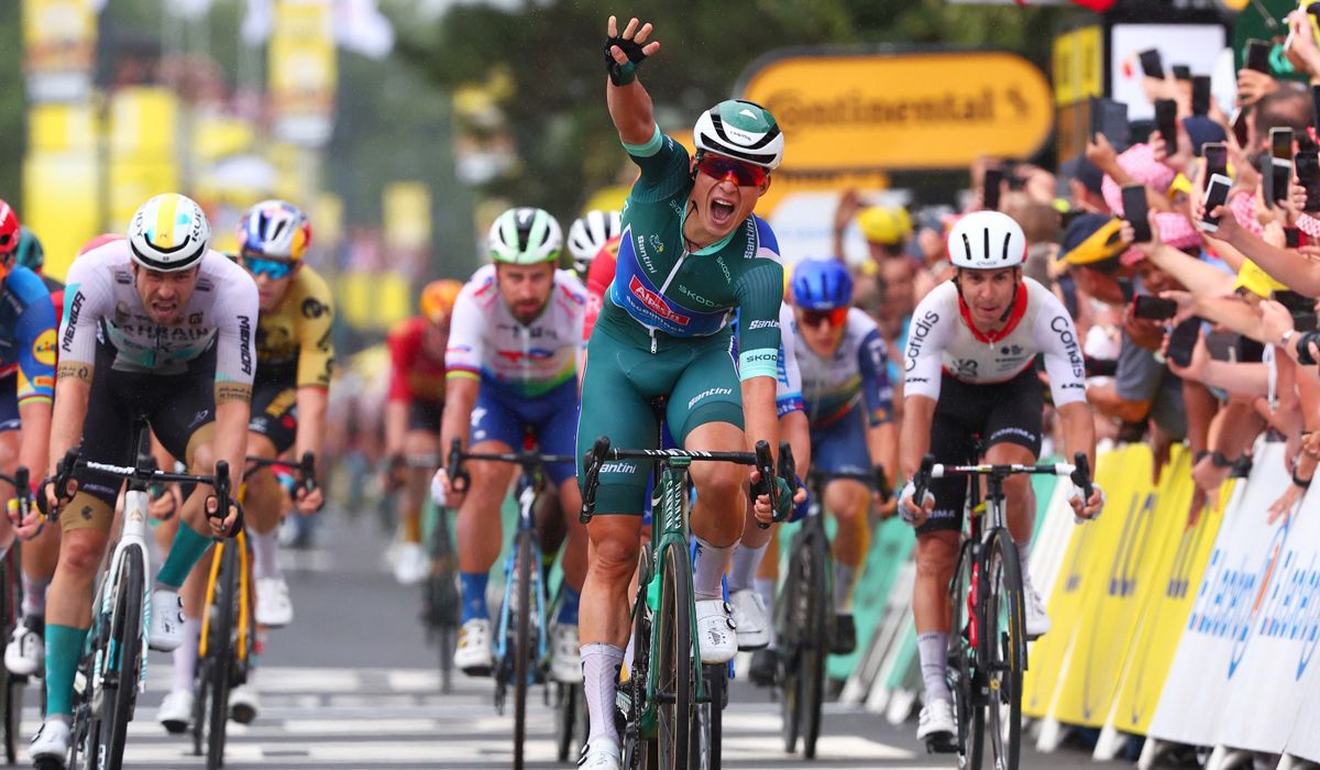 Jasper Philipsen firma en Moulins su póquer de victorias en el Tour