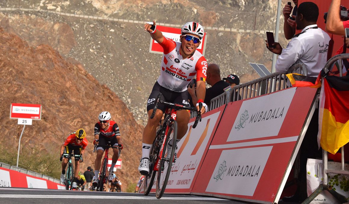 Caleb Ewan gana en el muro de Hatta; Roglic, más líder