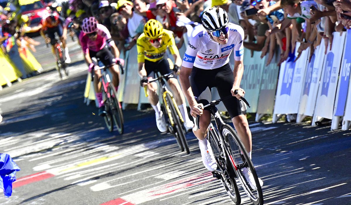 Momento en el que Pogacar ataca y suelta a Vingegaard en los últimos metros de la subida al Grand Colombier Momento en el que Pogacar ataca y suelta a Vingegaard en los últimos metros de la subida al Grand Colombier