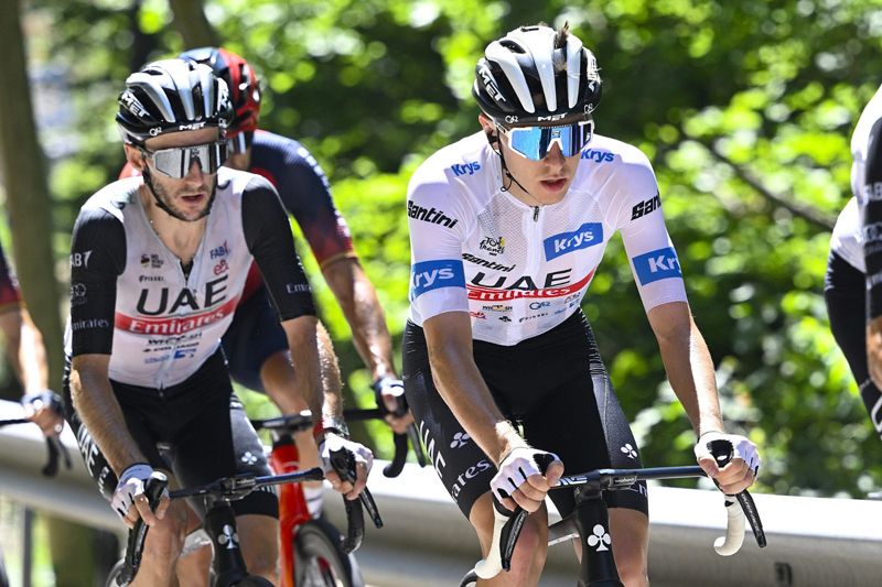 Tadej Pogacar junto a Adam Yates en una imagen de la 13ª etapa Tadej Pogacar junto a Adam Yates en una imagen de la 13ª etapa