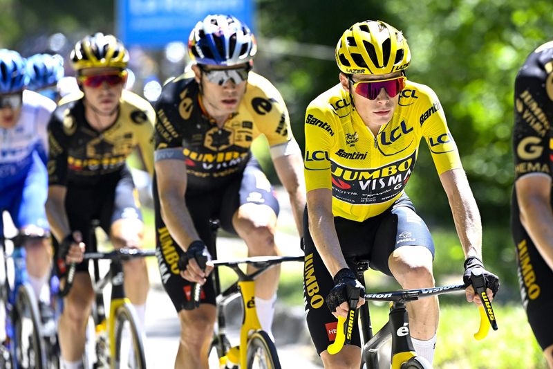 El líder Vingegaard escoltado por sus compañeros del Jumbo Visma El líder Vingegaard escoltado por sus compañeros del Jumbo Visma