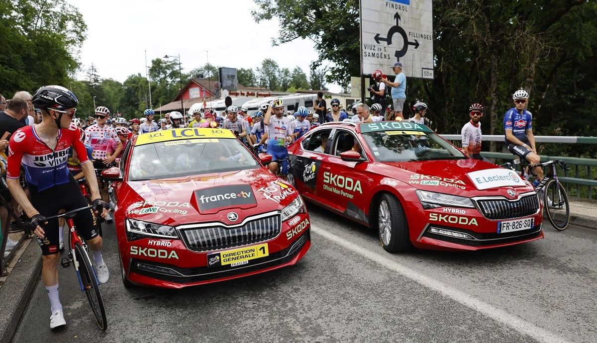 La organización del Tour tuvo que parar la carrera por una caída en el inicio de la etapa La organización del Tour tuvo que parar la carrera por una caída en el inicio de la etapa