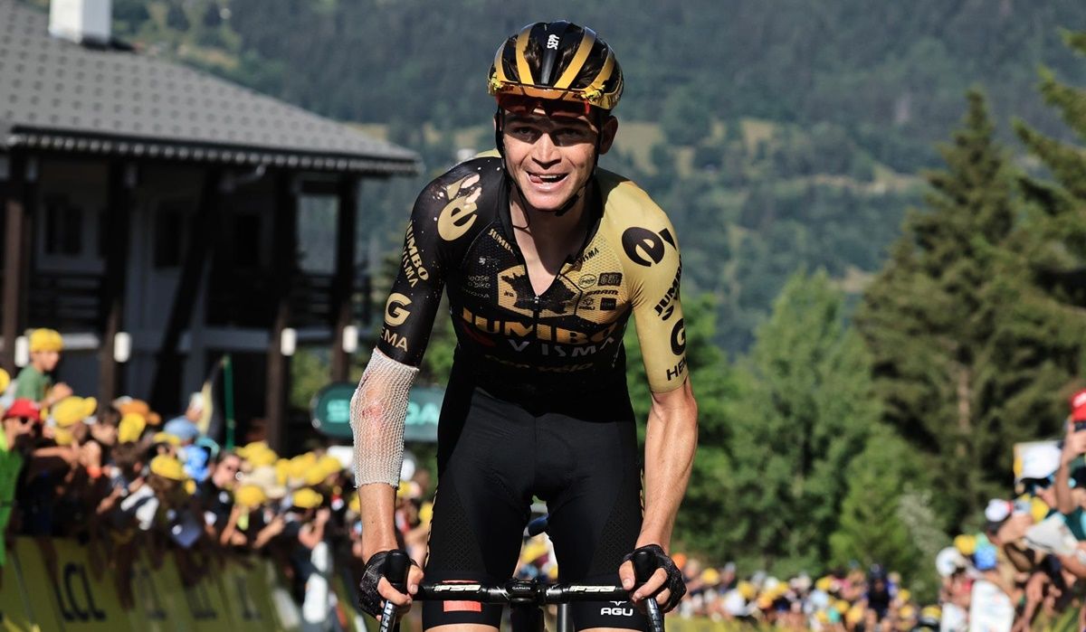 Sepp Kuss (Jumbo Visma) fue protagonista en la primera parte de la etapa por un choque contra un aficionado