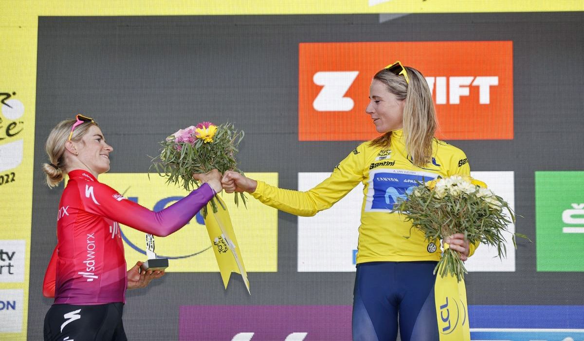 Van Vleuten junto a Demi Vollering, en el podio final de la pasada edición