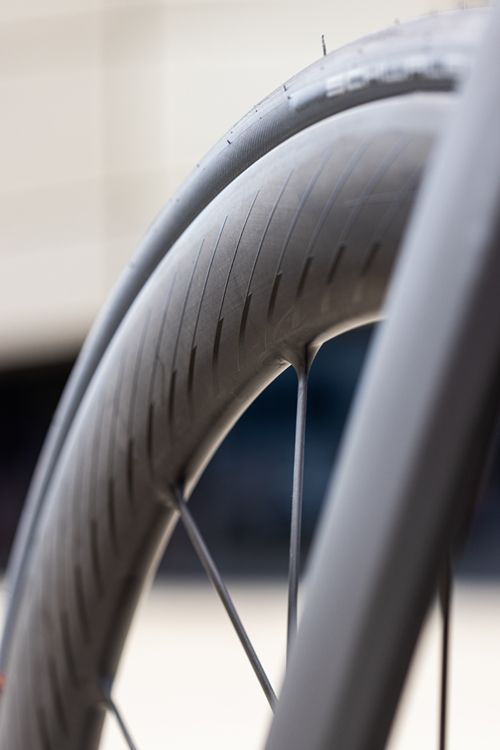 Las llantas Tubeless Hookless no necesitan fondo de llanta 