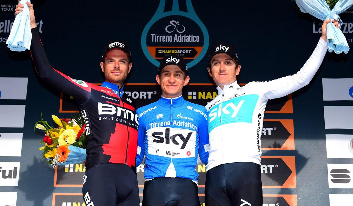 Podio final de la Tirreno-Adriático 2018, con Michal Kwiatkowski -que no correrá este año- como ganador, escoltado por Damiano Caruso y Geraint Thomas.