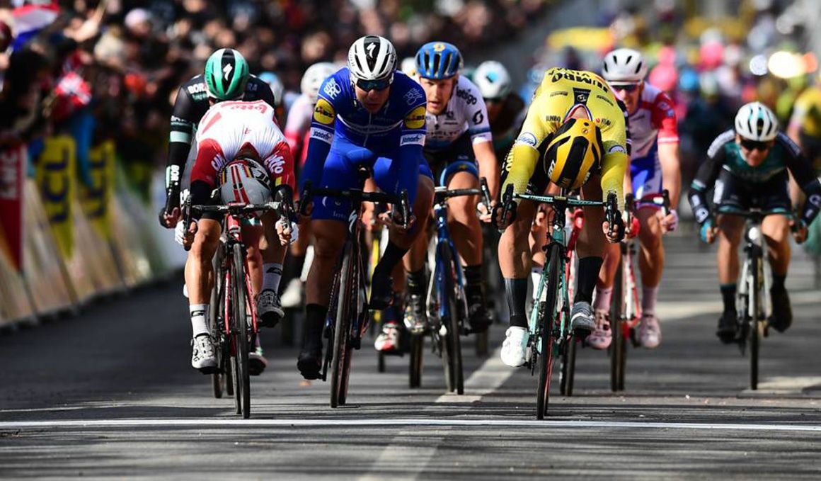 Caleb Ewan (Lotto Soudal) se lo puso muy difícil en el sprint a Dylan Groenewegen (Jumbo Visma)