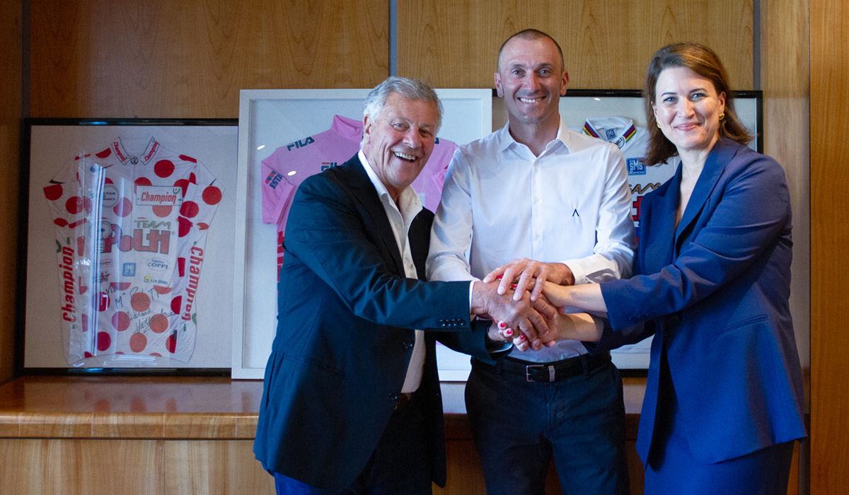 Franco Polti, Ivan Basso y Francesca Polti. Detrás de ellos, algunos de las principales maillots conseguidos por el equipo Polti en los años 90. Foto: Fundación Contador