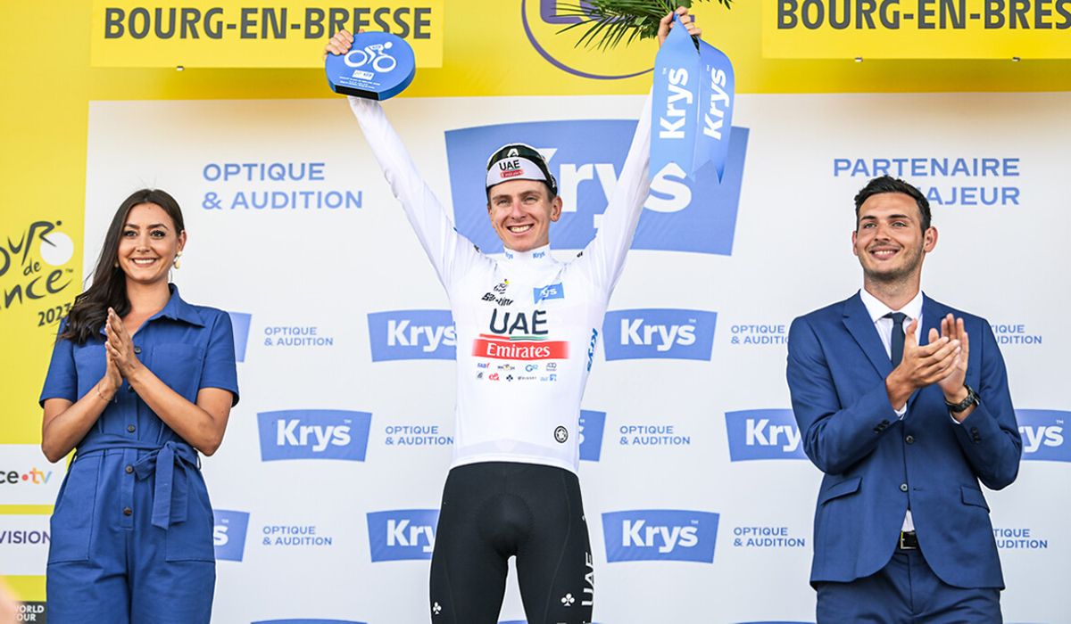 Tadej Pogacar en el podio, recibiendo el maillot blanco de mejor joven