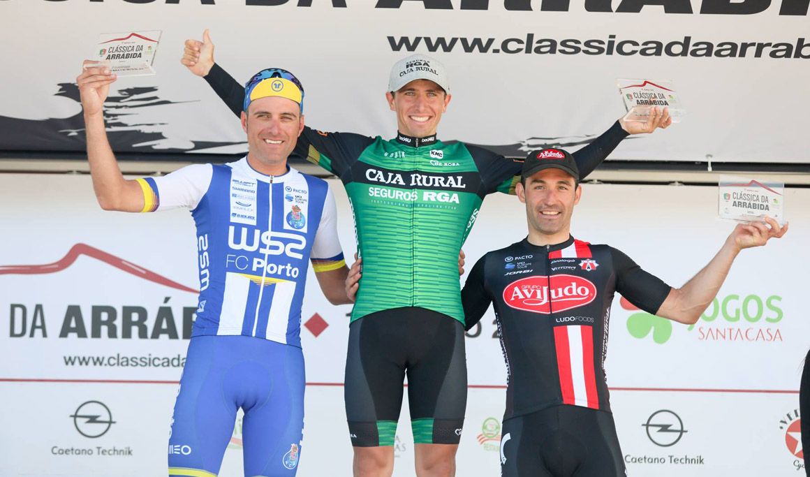 Jonathan Lastra (Caja Rural-Seguros RGA) escoltado en el podio por los también españoles Raúl Alarcón (WC52 Porto) y David de La Fuente (Ludofoods Louletano Aviludo).