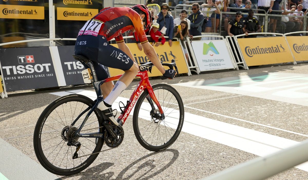 Carlos Rodríguez (INEOS Grenadiers) contó con el apoyo de su gente en la recta final de este Tour de Francia