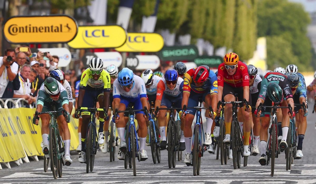 Jordi Meeus (Bora hansgrohe), a la derecha de la imagen, fue el más rápido en París