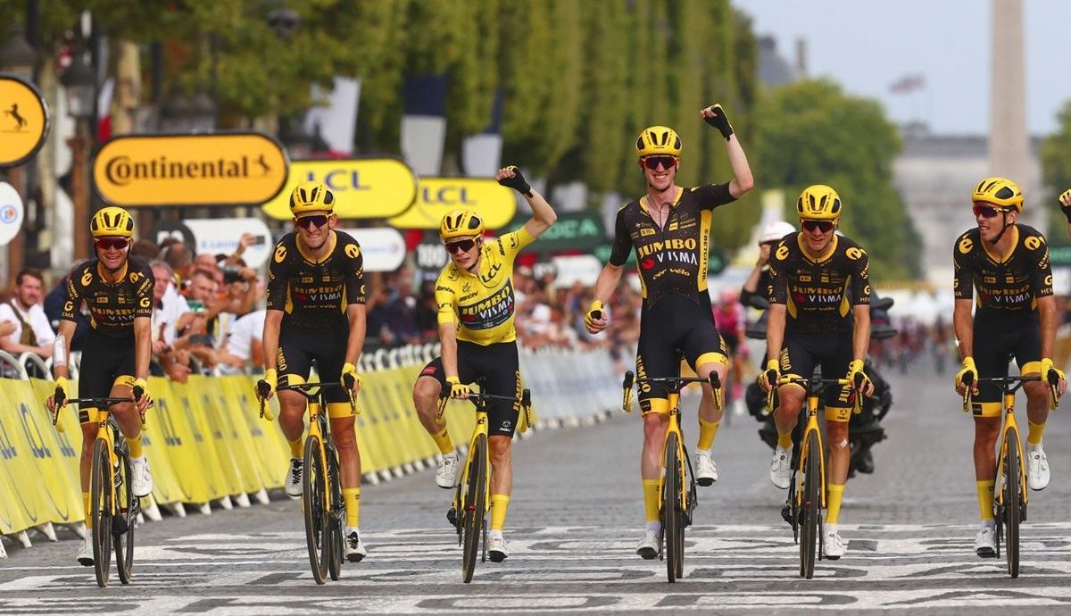 Vingegaard y su Jumbo Visma se dieron un buen baño de masas en París