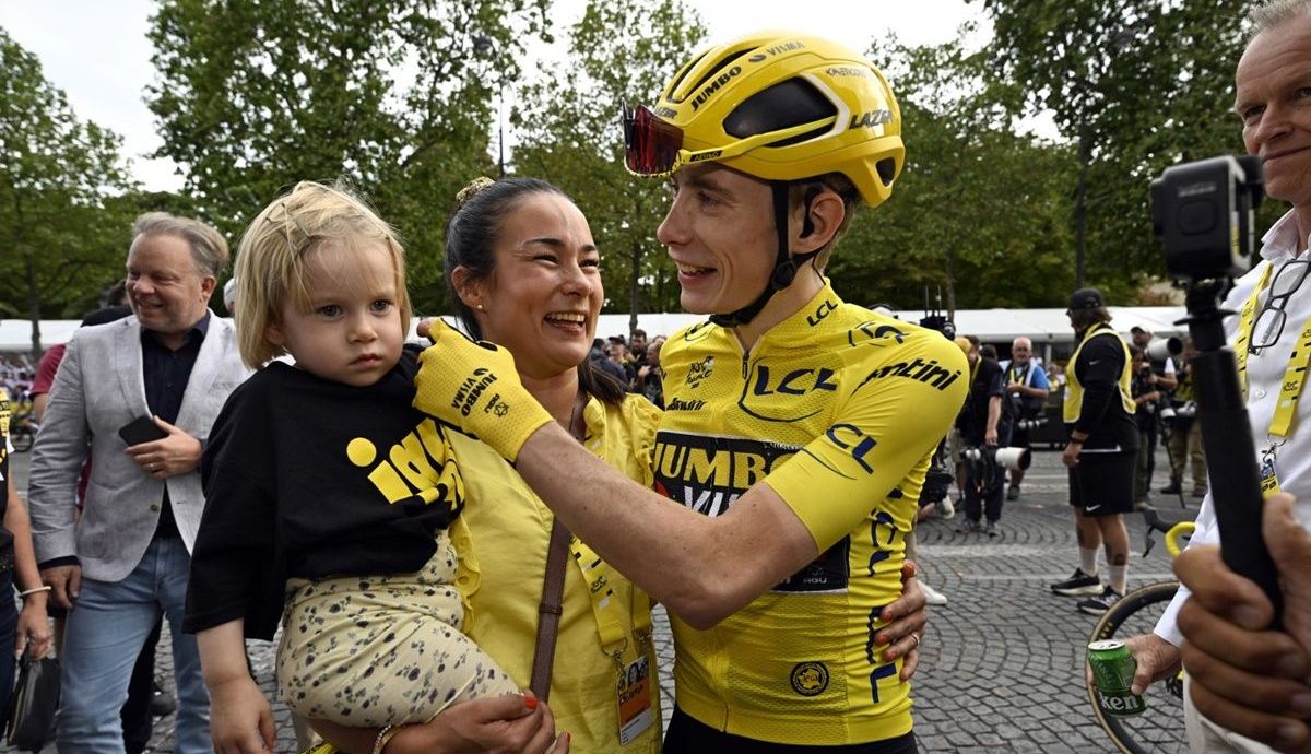 Jonas Vingegaard (Jumbo Visma) celebró con su mujer y su hija su segundo triunfo en el Tour