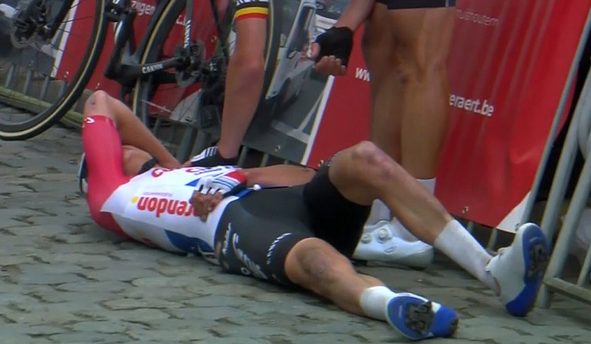 Van der Poel tras sufrir una dura caída en los últimos metros de la Nokere Koerse