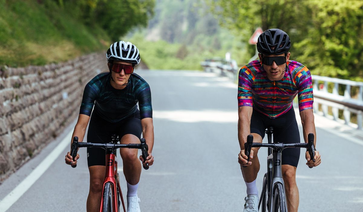 Glitch y Glow, los maillots de verano más coloridos de Sportful