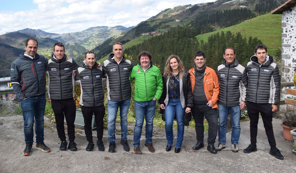 Euskadi-Murias presenta canción, ropa de calle y equipo de la Itzulia