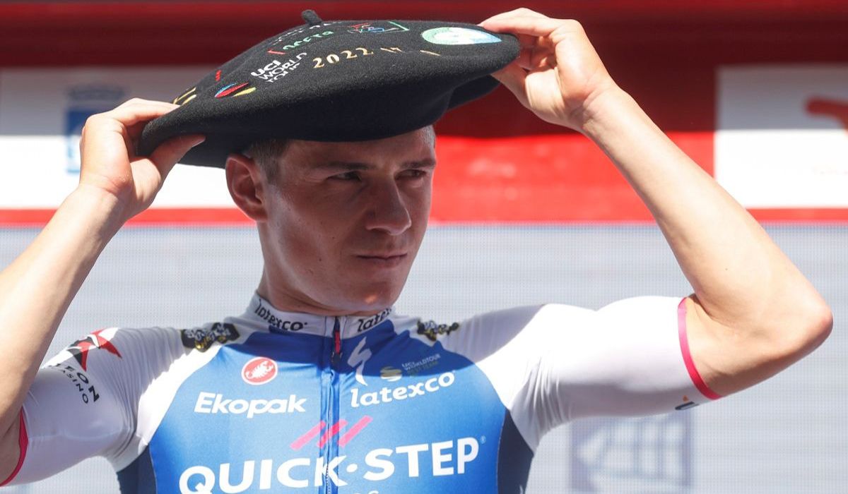 Remco Evenepoel, el año pasado, con la tradicional txapela que recibe el ganador de la Clásica de San Sebastián