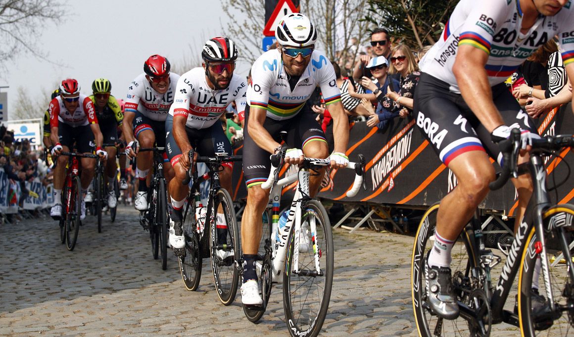 Alejandro Valverde, entre Peter Sagan y Fernando Gaviria, subiendo uno de los muros del Tour de Flandes. Foto: Bettini Photo. 