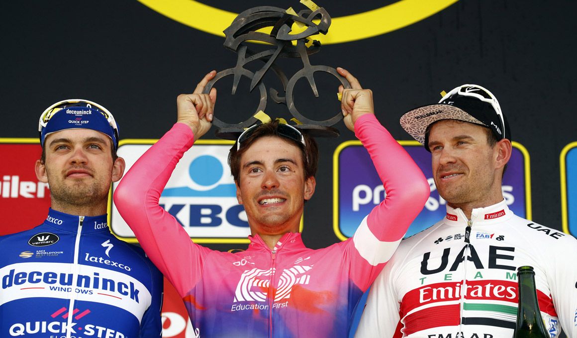 Alberto Bettiol, escoltado en el podio del Tour de Flandes por Kasper Asgreen, segundo, y Alexander Kristoff, tercero. Alberto Bettiol, escoltado en el podio del Tour de Flandes por Kasper Asgreen, segundo, y Alexander Kristoff, tercero.