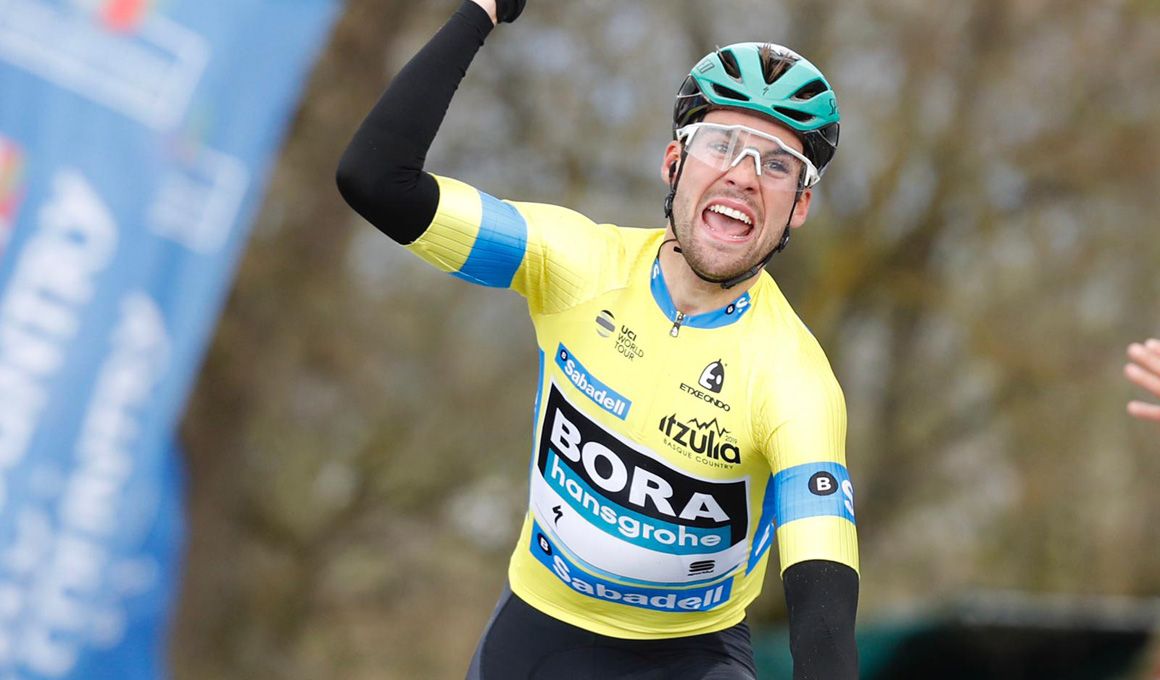 Itzulia: Schachmann gana con autoridad y afianza su liderato 