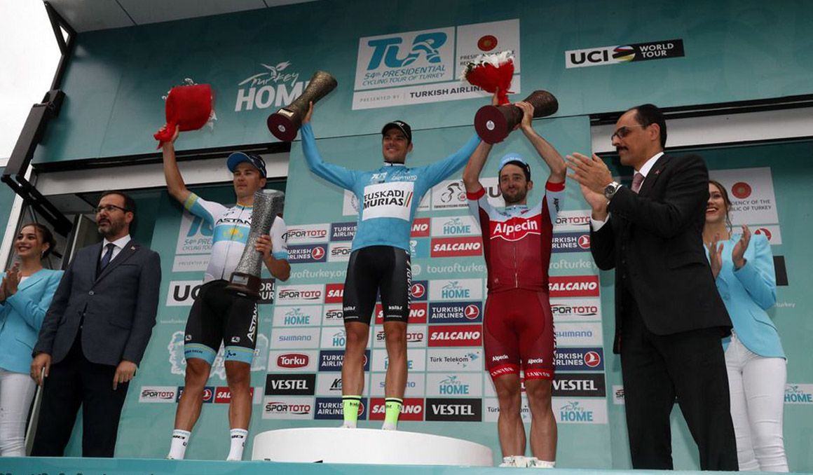 Podio final de la Vuelta a Turquía 2018, con Edu Prades -entonces en el Euskadi-Murias- flanquedado por el Astana Alexey Lutsenko, segundo, y el Katusha Nathan Haas, tercero.