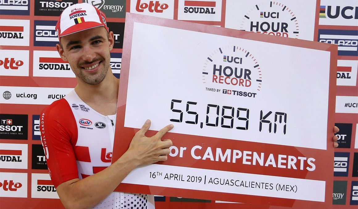 Campenaerts establece un nuevo récord de la hora: 55,089 km. 