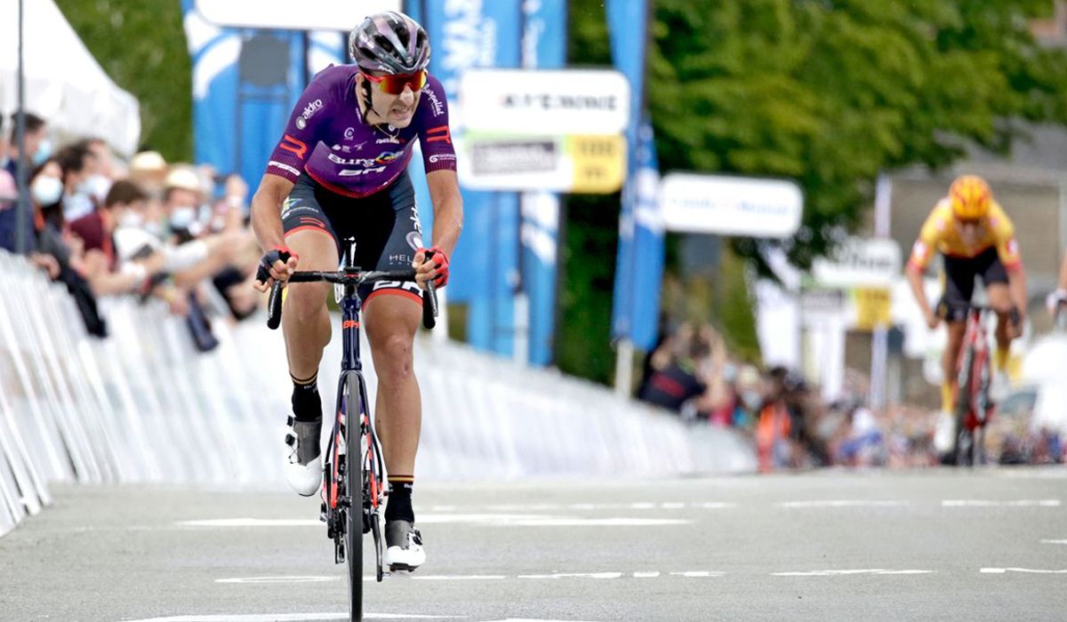Diego Rubio, en una etapa de Boucles de la Mayenne 2021 en la que rozó la victoria